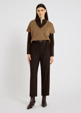 Pull Orfeo camel en mérinos, vue de face – manches courtes, encolure ronde, maille fine et douce
