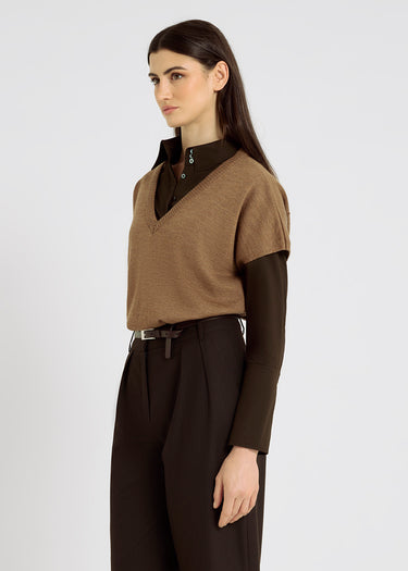 Pull Orfeo praline en laine mérinos italienne – détail encolure ronde et fentes côtés
