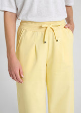 Pantalon molleton femme jaune coupe carotte avec plis couchés – Palamede
