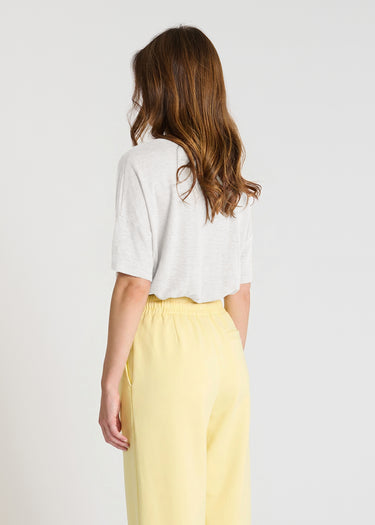 Détail poche passepoilée dos jogging carotte jaune femme molleton – Palamede
