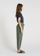 Pantalon molleton femme vert kaki carotte, plis couchés tenue élégante décontractée – Palamede
