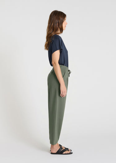 Pantalon molleton femme vert kaki carotte, plis couchés tenue élégante décontractée – Palamede
