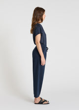 Jogging Palamède bleu nuit porté pantalon molleton femme coupe carotte confortable élégant
