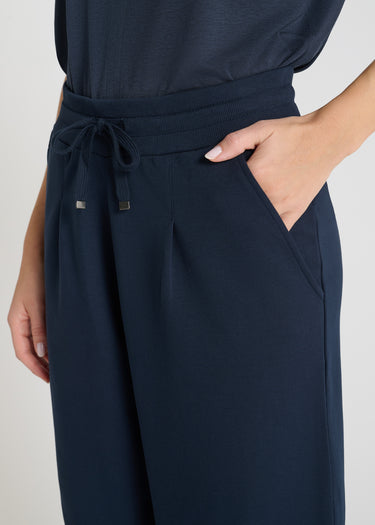 Vue arrière jogging Palamède bleu marine poche passepoilée dos molleton coupe structurée
