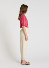 Pantalon femme molleton beige dune - Jogging Palamede vue de profil, coupe carotte casual chic, ceinture ajustable
