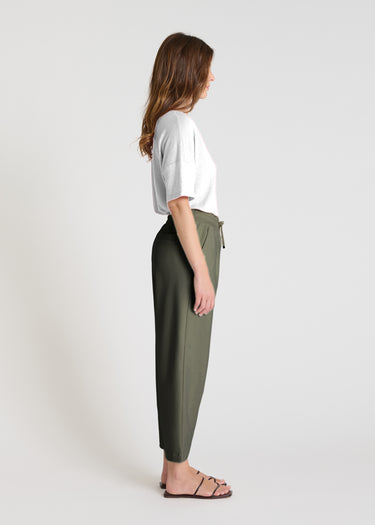 Pantalon femme molleton kaki - Jogging Palamede vue de profil, coupe carotte casual chic, ceinture ajustable
