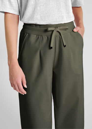 Jogging kaki femme coupe carotte - Pantalon molleton Palamede avec poches italiennes, détail poche dos passepoilée
