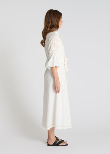 Robe chemise longue blanche fluide, ceinture amovible à nouer, silhouette élégante - Paquerette

