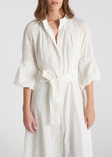 Détail robe blanche voile coton, col montant délicat, encolure V, manches longues - Paquerette
