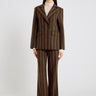 Veste Pearl marron en tweed rayé, vue de face – col blazer, deux boutons en corne, volume droit
