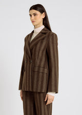 Veste Pearl brun tweed, détail col blazer et poche passepoilée – ensemble tailleur chic femme

