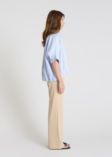 Chemise Pensée bleu ciel portée chemise femme bleu ciel manche courte coupe ample fluide
