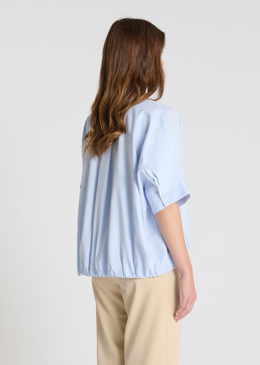 Détail chemise Pensée bleu ciel patte boutonnage cachée boutons nacre twill coton
