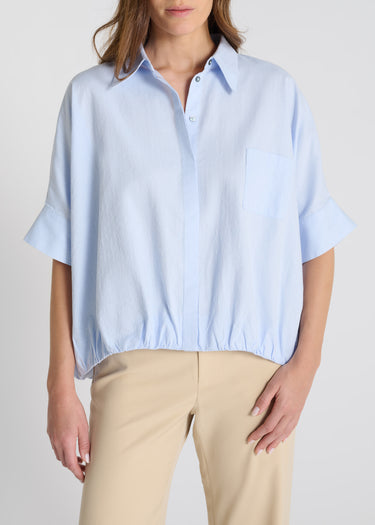 Vue arrière chemise Pensée bleu ciel découpe dos ampleur plis effet boule twill coton

