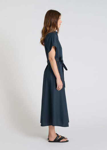 Robe Pervenche bleu nuit portée robe chemise femme popeline poches côtés élégante
