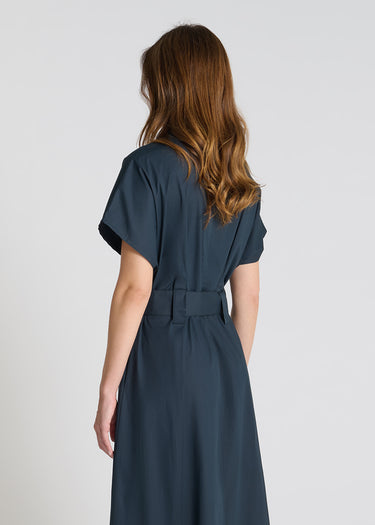 Détail robe Pervenche bleu nuit popeline stretch patte boutonnage dissimulée ceinture ajustable
