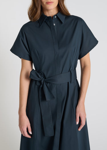 Vue arrière robe Pervenche bleu marine popeline stretch coupe structurée ceinture nouée
