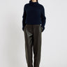 Pantalon Pierre noir, vue de face – volume barrel structuré, plis sous ceinture, coupe oversize

