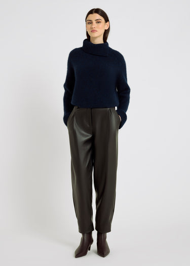 Pantalon Pierre noir, vue de face – volume barrel structuré, plis sous ceinture, coupe oversize
