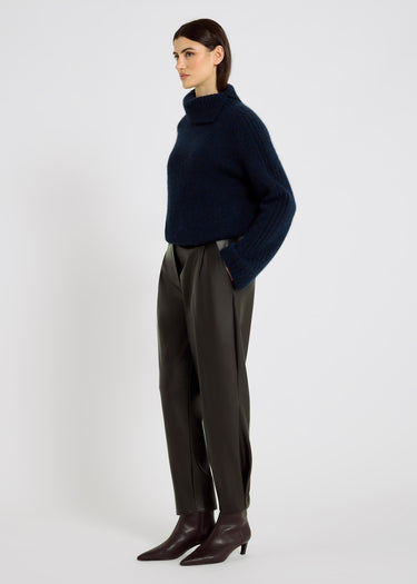 Pantalon Pierre noir, détail fermeture zip et crochets – tenue décontractée chic femme élégante
