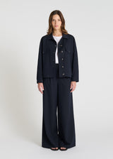 Blouson Poppy bleu marine femme veste tailleur workwear chic poches boutonnées col structuré
