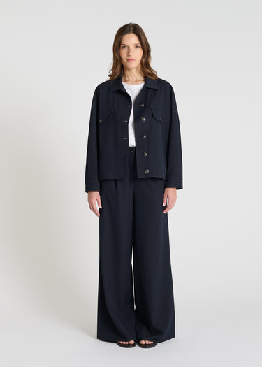 Blouson Poppy bleu marine femme veste tailleur workwear chic poches boutonnées col structuré
