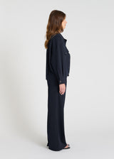 Détail blouson Poppy bleu marine veste femme tailleur boutons corne poignets structurés
