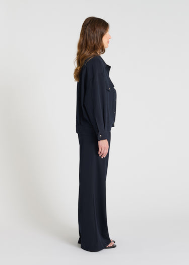 Détail blouson Poppy bleu marine veste femme tailleur boutons corne poignets structurés
