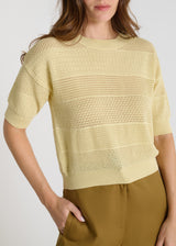 Détail pull Posy jaune maille coton ajourée graphique bord-côte encolure manches
