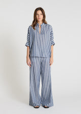 Blouse rayée bleu indigo coton-lin, col mao encolure V, manches courtes, chemisier femme chic élégant
