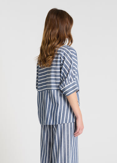 Détail chemisier femme bleu indigo rayé, manches courtes avec plis et bouton, blouse chic coton-lin
