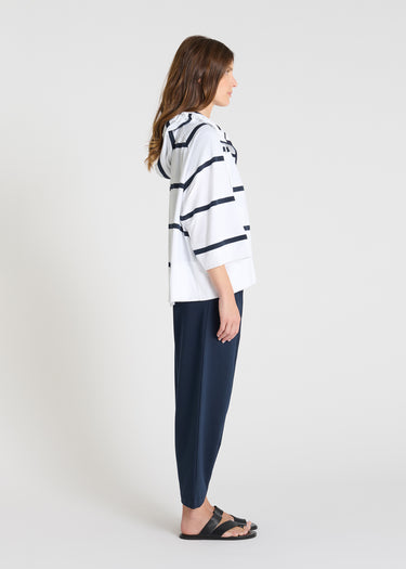 Veste Rajan R blanc rayé portée veste molleton femme capuche marinière décontractée moderne
