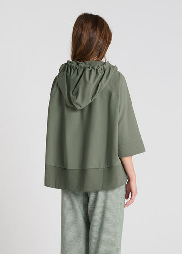 Détail sweat kaki capuche, liens gros-grain siglés, fronces encolure épaules - Rajan
