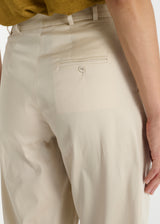 Pantalon Ravi coupe carotte craie – satin de coton, tenue chic pour femme
