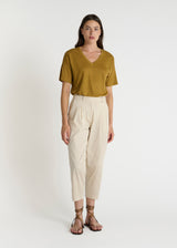 Pantalon Ravi craie – coupe carotte femme en satin de coton, vue de face
