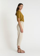 Pantalon Ravi blanc cassé – détail poche italienne et bouton corozo, pantalon femme chic
