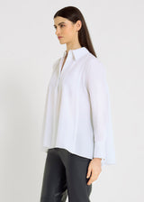 Chemise Rebecca blanc optique, détail poignets crantés – twill chevron coton, coupe évasée
