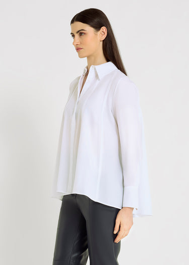 Chemise Rebecca blanc optique, détail poignets crantés – twill chevron coton, coupe évasée
