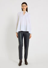 Chemise Rebecca blanche, vue de face – twill chevron coton, volume évasé, découpes verticales
