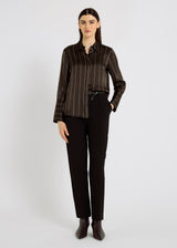 Chemise Renee marron chocolat en satin de soie rayé, vue de face – volume droit, tombé fluide
