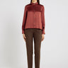 Pantalon Riley marron chocolat en chevron, vue de face – plis marqués, volume droit fuselé
