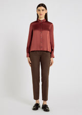 Pantalon Riley marron chocolat en chevron, vue de face – plis marqués, volume droit fuselé
