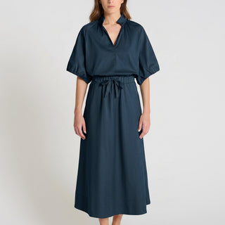 Jupe longue bleu marine Rosie – satin de coton fluide, coupe évasée, vue de face
