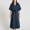 Jupe longue bleu marine Rosie – satin de coton fluide, coupe évasée, vue de face
