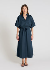 Jupe longue bleu marine Rosie – satin de coton fluide, coupe évasée, vue de face
