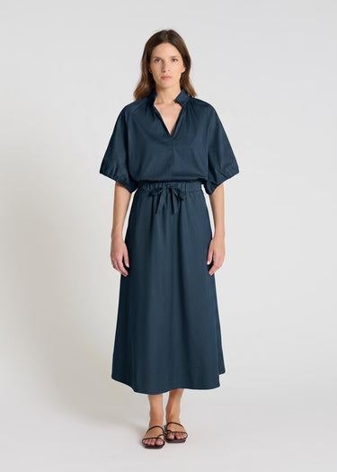 Jupe longue bleu marine Rosie – satin de coton fluide, coupe évasée, vue de face
