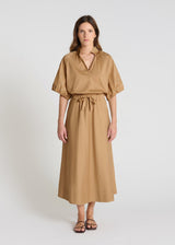 Jupe longue femme évasée en satin de coton caramel, coupe fluide et poches – Rosie
