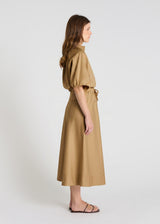 Jupe longue femme vue de dos, finition passepoil, satin de coton caramel – Rosie
