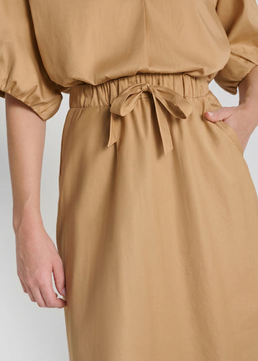 Jupe chic femme taille élastiquée avec lien de serrage, satin de coton caramel – Rosie
