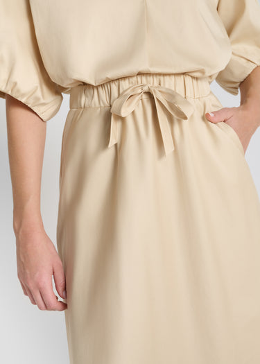 Détail jupe Rosie craie satin coton taille élastiquée lien ajustable passepoils dos
